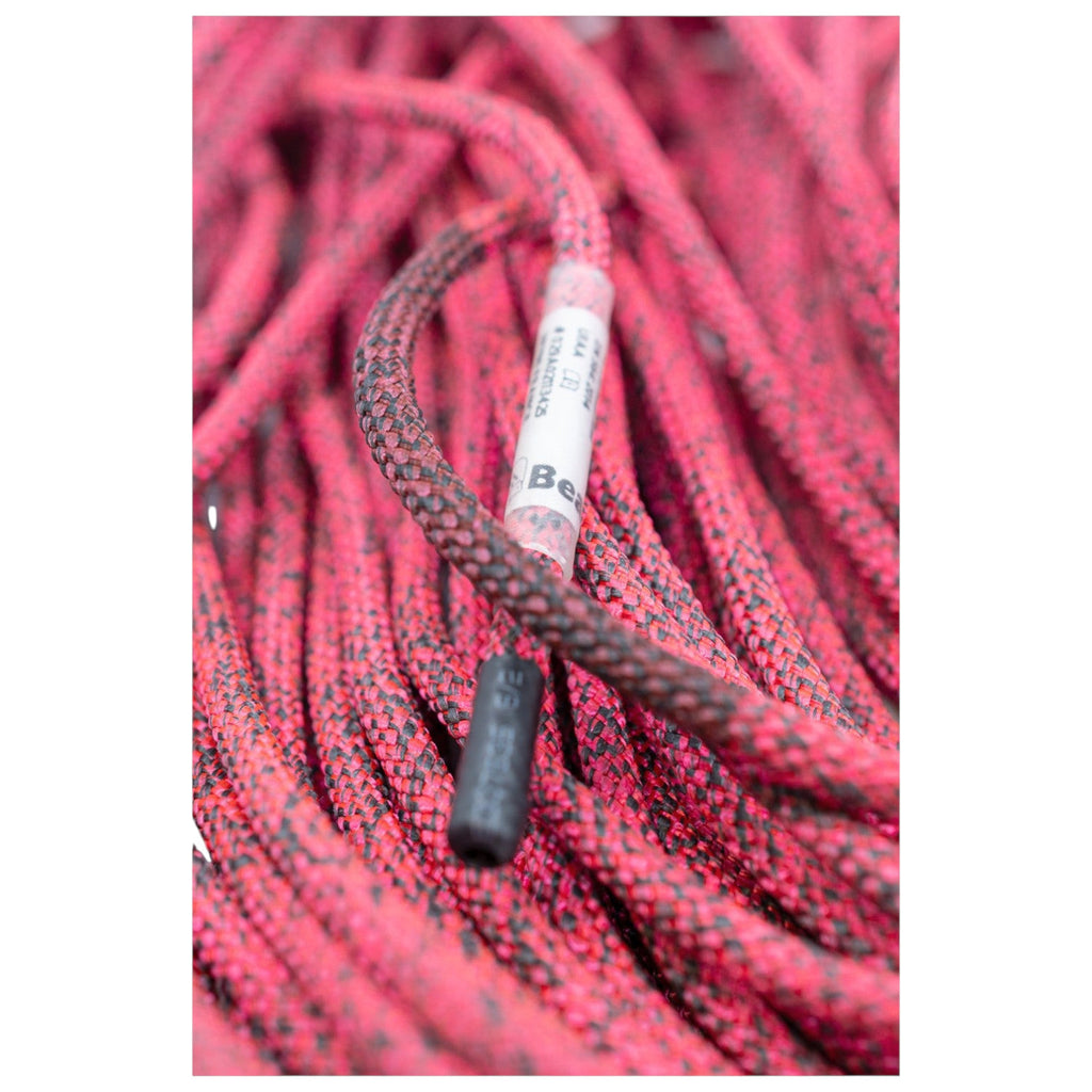 Detail gaine et markage au milieu cordelette Back Up Line 5mm en aramide et polyamide rose et noire pour rappel et hissage de sac