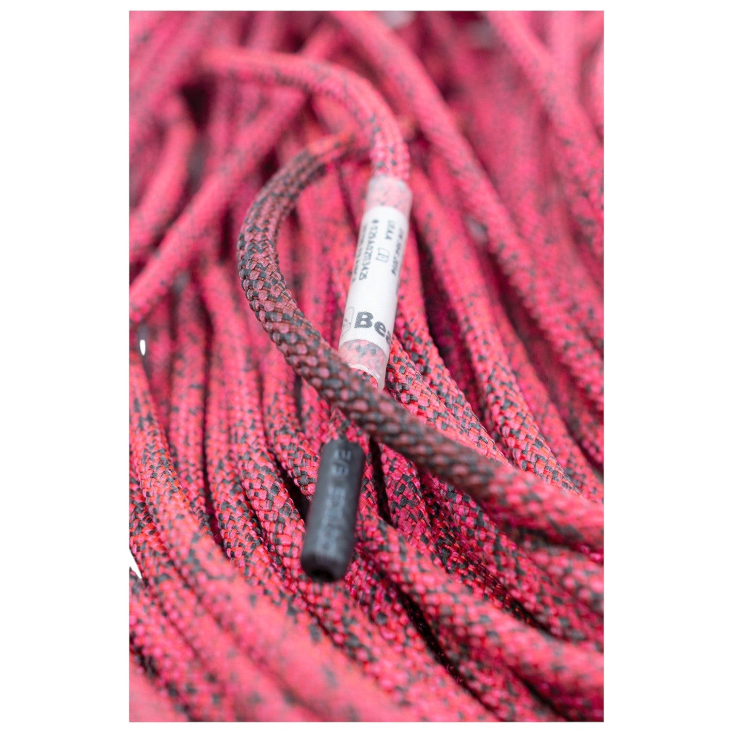 Detail gaine et markage au milieu cordelette Back Up Line 5mm en aramide et polyamide rose et noire pour rappel et hissage de sac