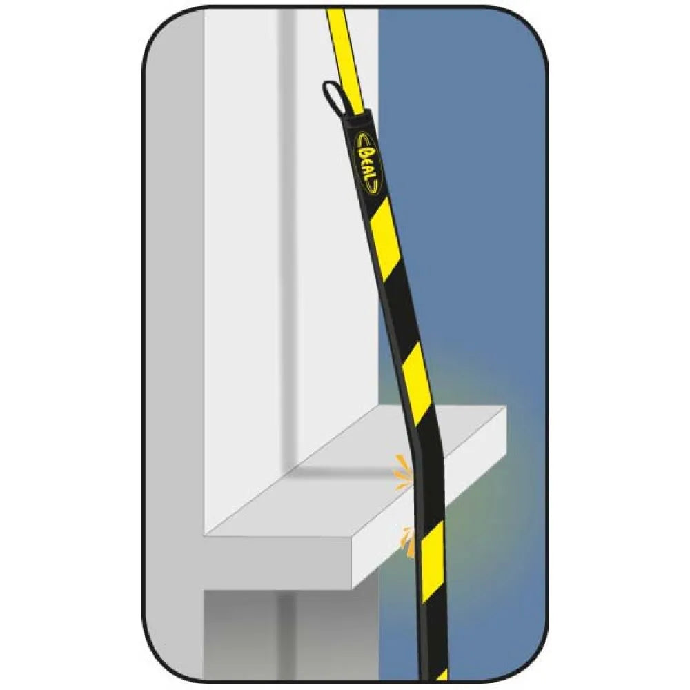 Protection de corde Beal Magnetic Protector II placée le long d'un angle, illustration de l'utilisation