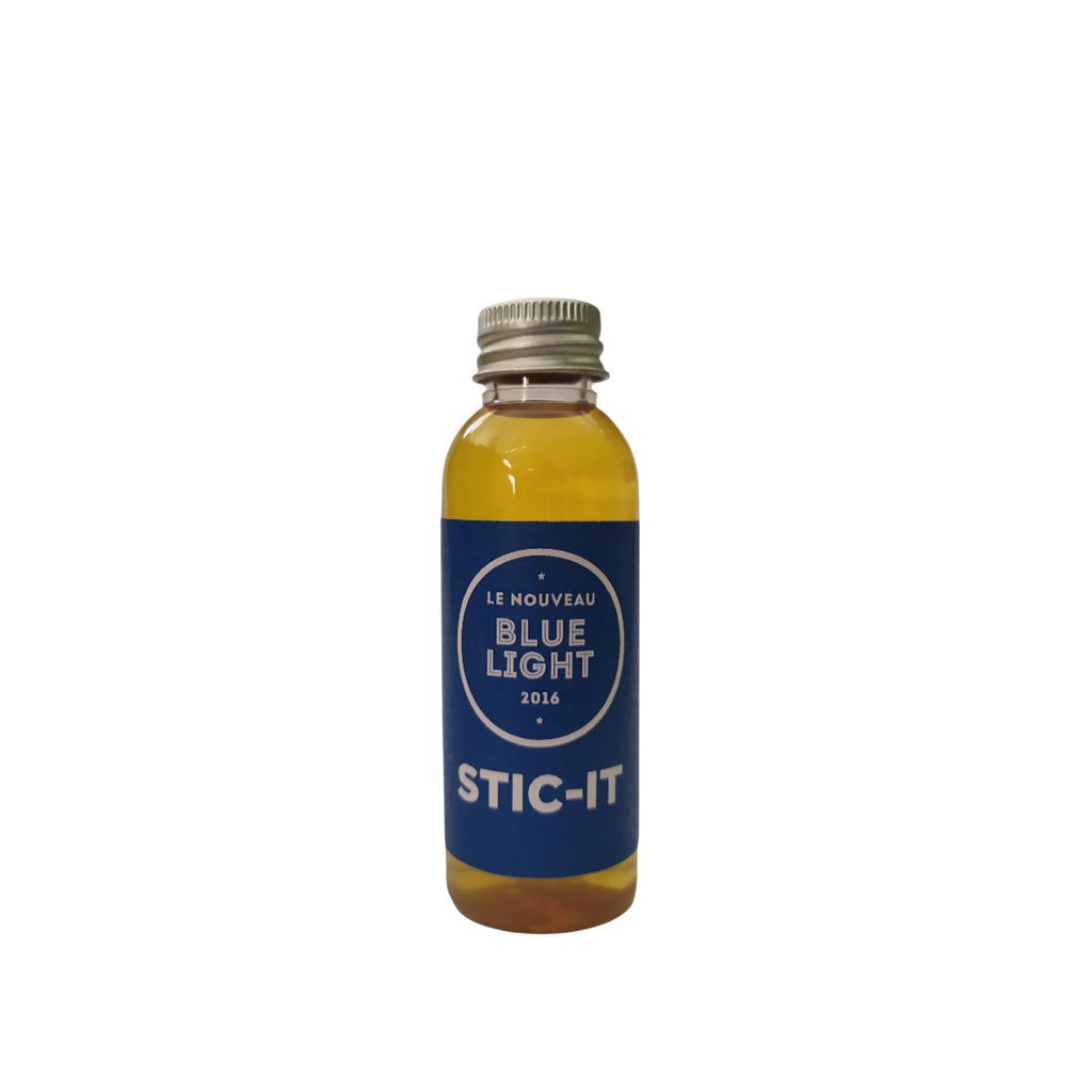 Blue Light STIC-IT, améliore l'adhérence en escalade, sèche la peau et reste efficace même sous la pluie.