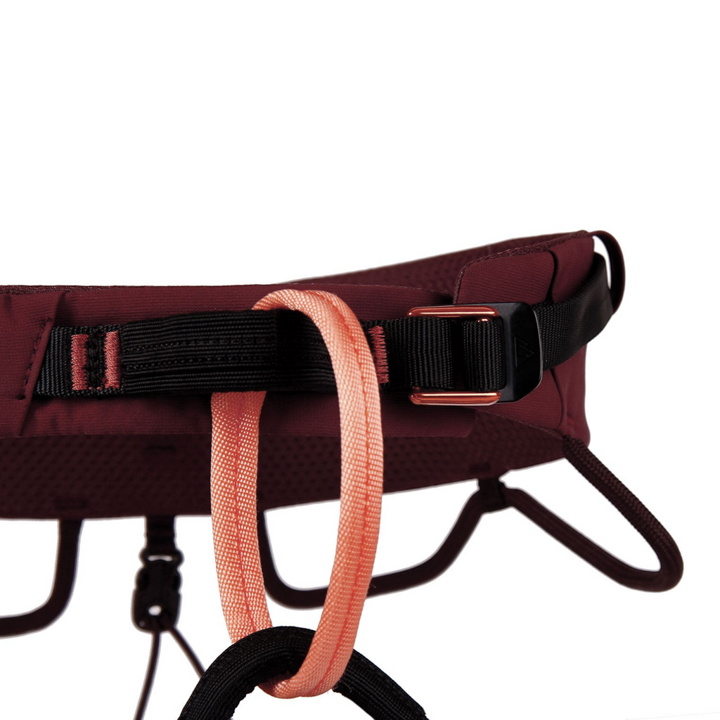 Detalle del arnés de escalada 4c+ Cuesta Femme en color burdeos con hebilla de ajuste y porta-materiales reforzados.