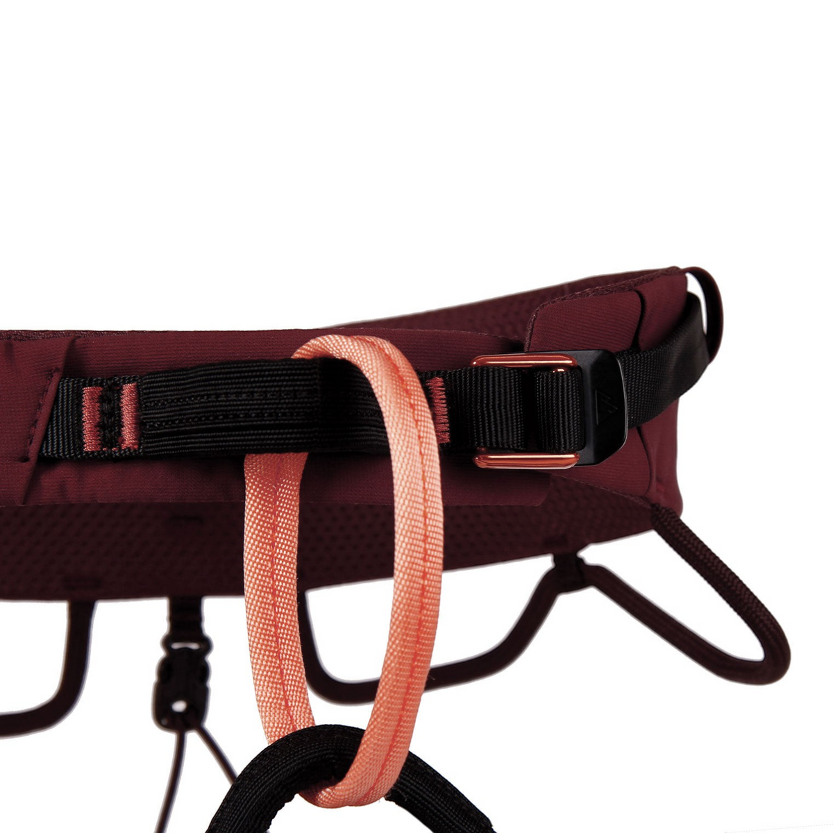 Detalle del arnés de escalada 4c+ Cuesta Femme en color burdeos con hebilla de ajuste y porta-materiales reforzados.