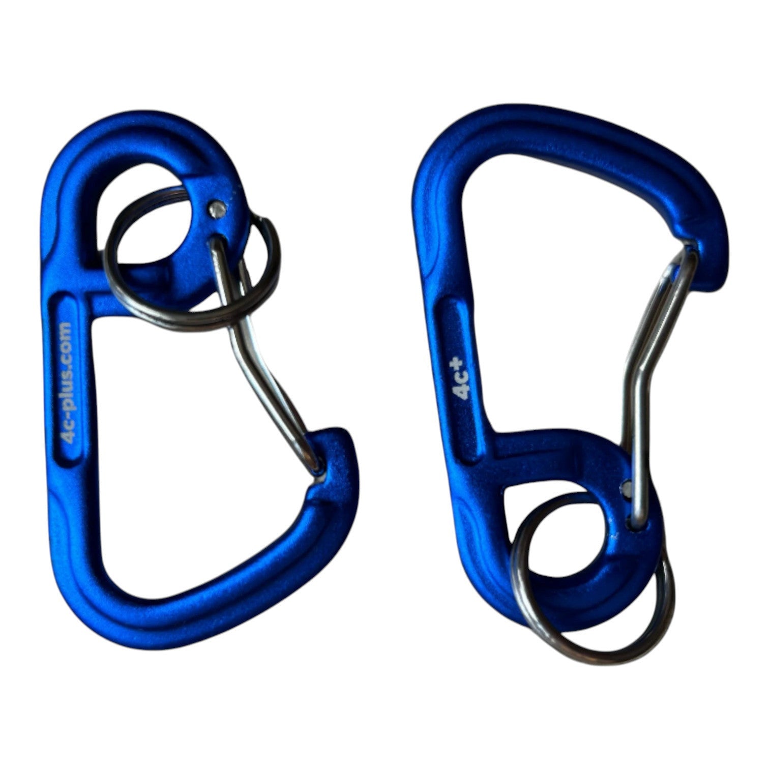 Mousqueton accessoire 4c+ bleu présenté sous deux angles avec anneau métallique intégré.