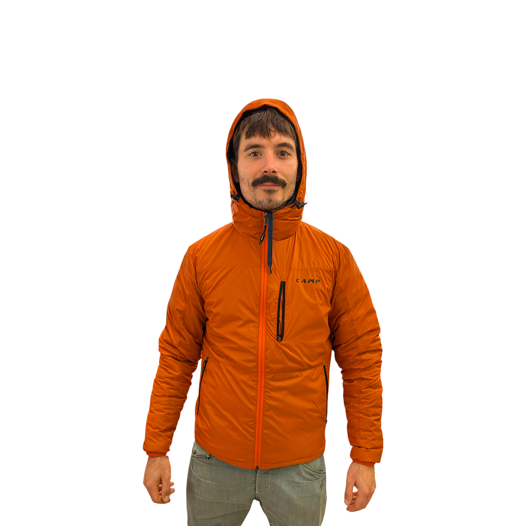 Homme portant la doudoune réversible orange 4c+ CAMP ED Duo avec capuche pour l'alpinisme et le ski