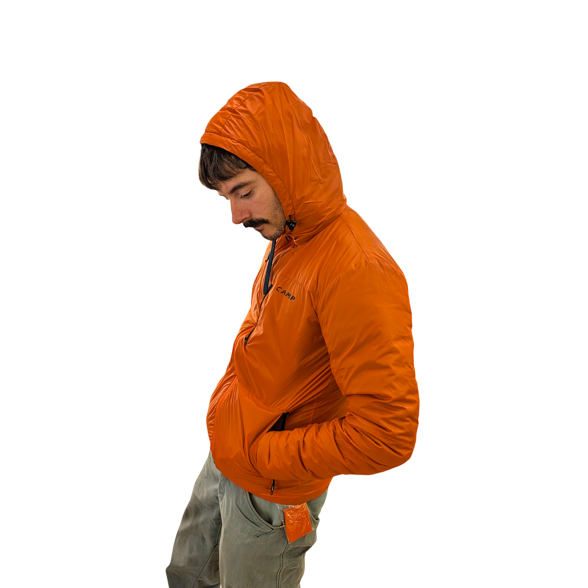 Homme portant la doudoune réversible orange 4c+ CAMP ED Duo avec capuche pour l'alpinisme et le ski