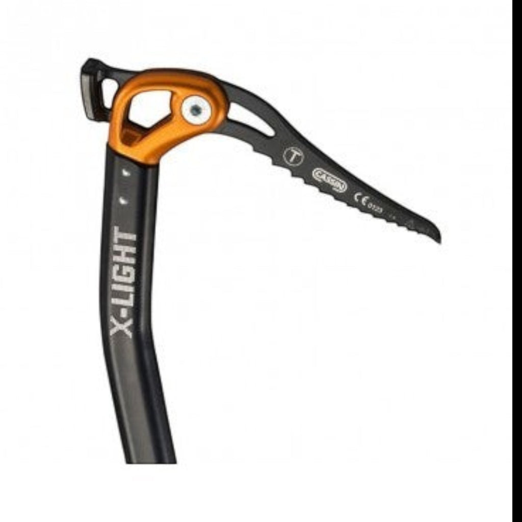 Piolet CAMP X-Light Hammer, gros plan sur la tête orange et noire avec lame crantée